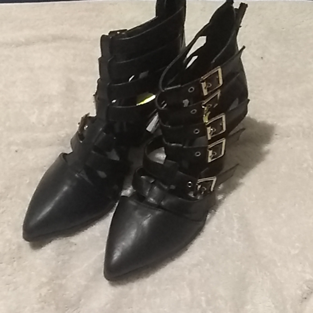 I'm selling black boots